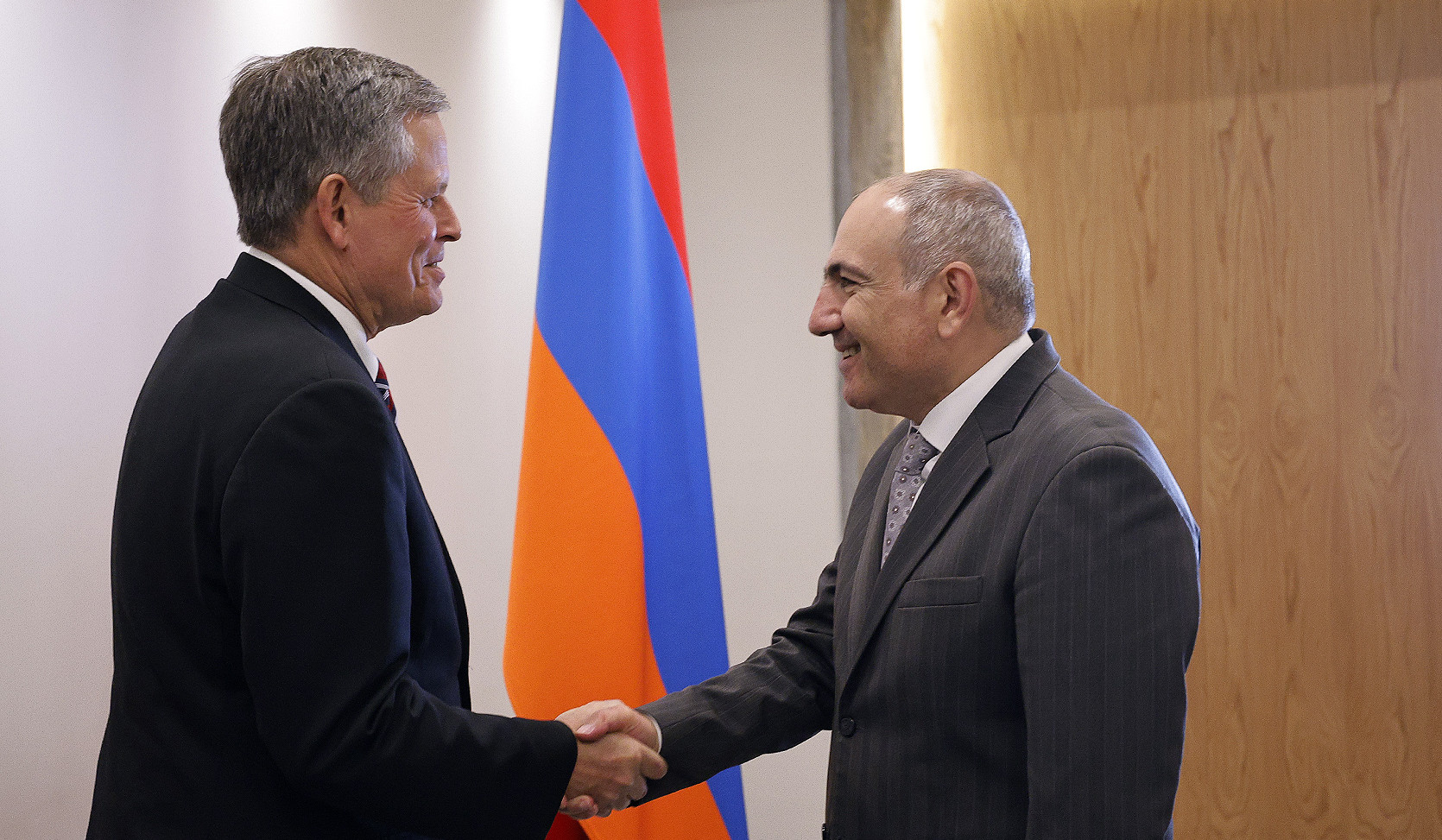 Փաշինյանն ընդունել է ԱՄՆ սենատոր Սթիվ Դեյնզի գլխավորած պատվիրակությանը