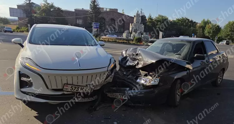 Ավտովթար Չարենցավանի քաղաքապետարանի դիմաց․ բախվել են «Hongqi» և «Lada» մակնիշի ավտոմեքենաները․ կան վիրավորներ