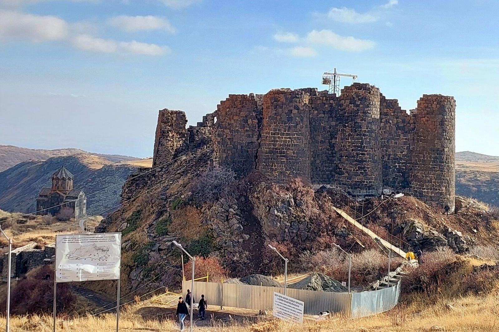 Ընթացքի մեջ են Փարպիի Ծիրանավոր եկեղեցու և Ամբերդ ամրոցի ամրակայման, նորոգման և վերականգնման աշխատանքները