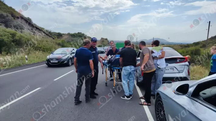 Գեղարքունիքում Honda CR-V-ն բախվել է ճանապարհային ցուցանակներին, բախվել հողաթմբերին և կողաշրջվել․ հղի կինը և 1-ամյա երեխան տեղափոխվել են հիվանդանոց