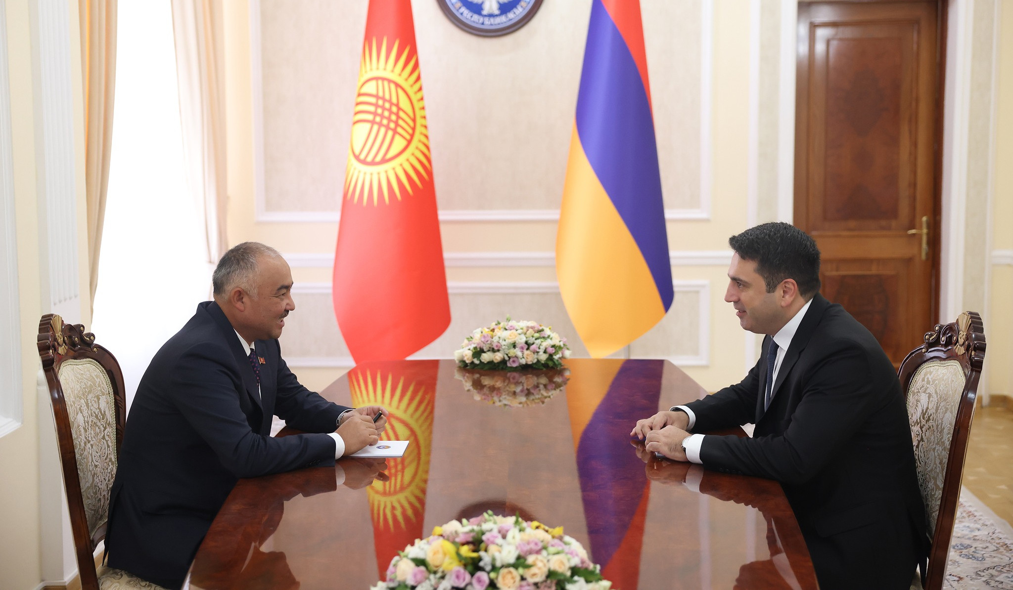 Ալեն Սիմոնյանը Նուրլանբեկ Տուրգունբեկ ուուլուին ներկայացրել է Վաշինգտոնում ընդունված հռչակագիրի և նախաստորագրված համաձայնագրի մանրամասները