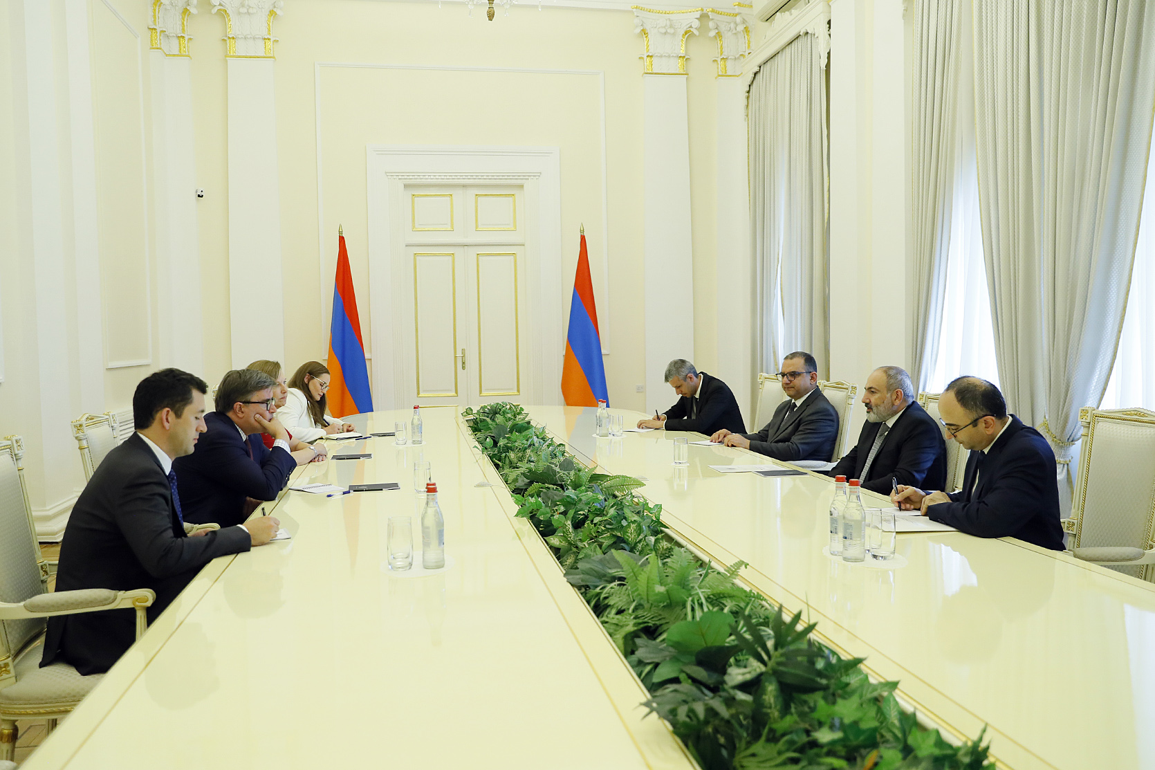 Премьер-министр Пашинян принял делегацию госдепартамента США