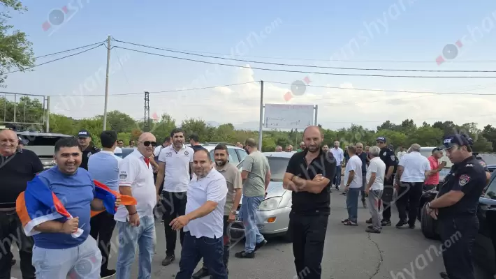 Լարված իրավիճակ Գեղարքունիքի մարզում․ Սևանի թերակղզու խաչմերուկում հարյուրավոր տաքսու վարորդներ բողոքի ակցիա են իրականացրել
