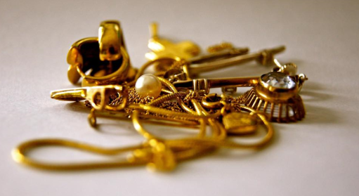 Ուղևորի վերարկուի գրպանում հայտնաբերվել են 572 գրամ չհայտարարագրված ոսկենման զարդեր. ՊԵԿ