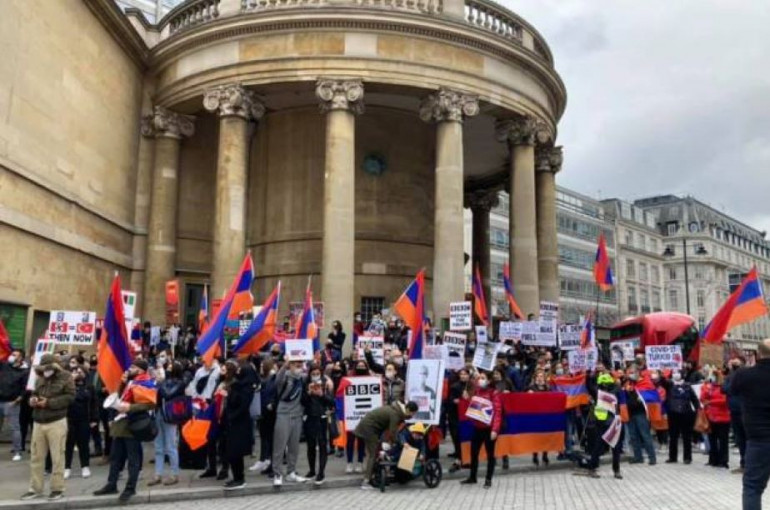 BBC-ի դիմաց հարյուրավոր հայեր բողոքի ցույց են անցկացրել՝ պահանջելով ներկայացնել ճշմարտությունն Արցախի մասին