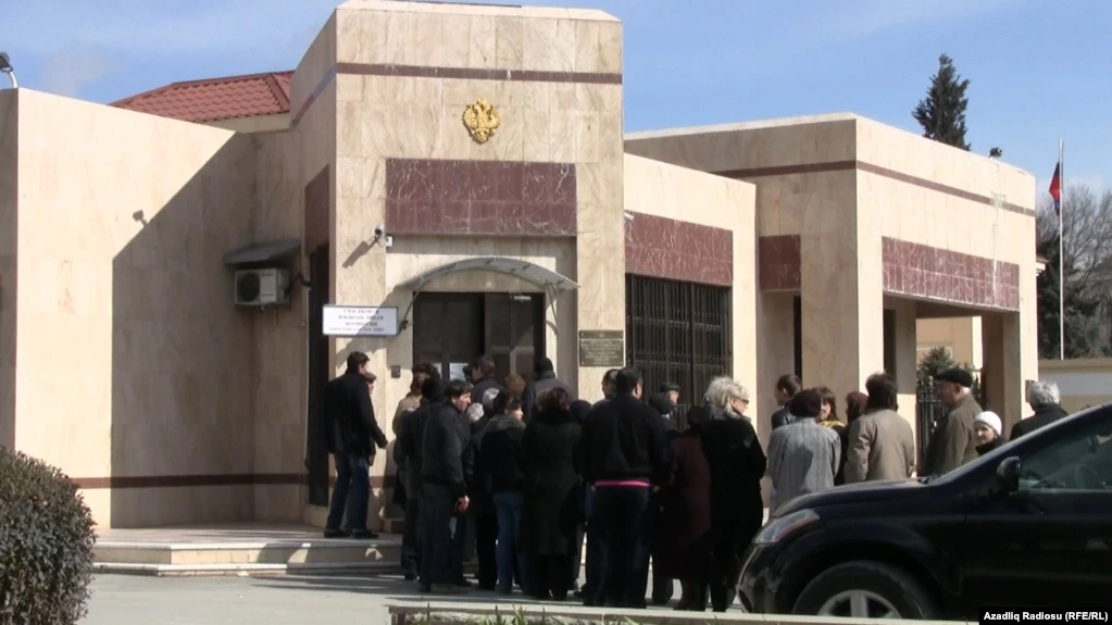 «Իվան, տուն գնա». ադրբեջանցիները ՌԴ դեսպանատան մոտ բողոքի ցույց են անցկացրել