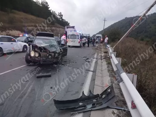 Բախվել են «Mercedes»-ն ու «Ford»-ը. ընտանիքի 4 անդամներ, այդ թվում՝ անչափահասներ հոսպիտալացվել են
