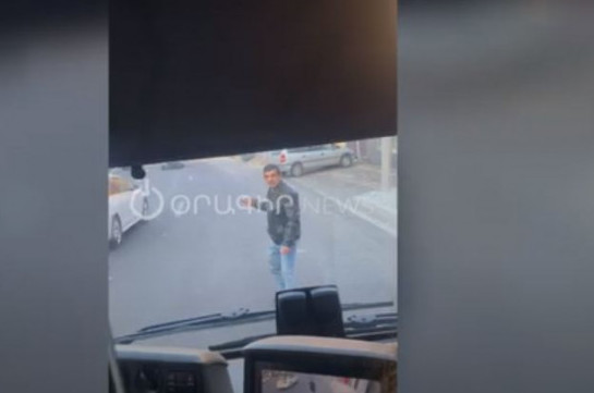 Տղամարդը սպառնում է քարով ջարդել ավտոբուսը. միջադեպ՝ Մյասնիկյան պողոտայում