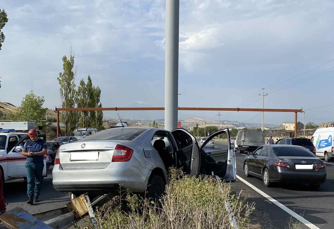 Երևան-Սևան ճանապարհին ավտոմեքենան բախվել է ճանապարհի բաժանարար արգելապատնեշին․ կա տուժած