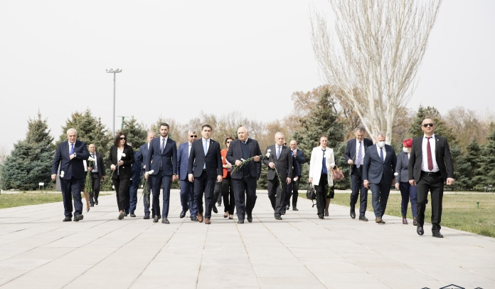Վրաստանի ԱԺ նախագահն ու խորհրդարանականներն այցելել են Ծիծեռնակաբերդ