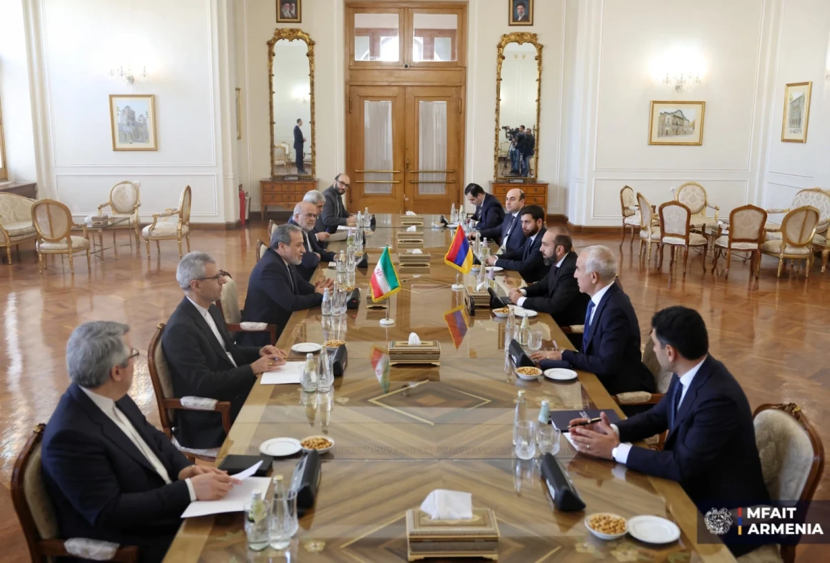 Ընթանում է Արարատ Միրզոյանի և Աբբաս Արաղչիի հանդիպումն ընդլայնված կազմով