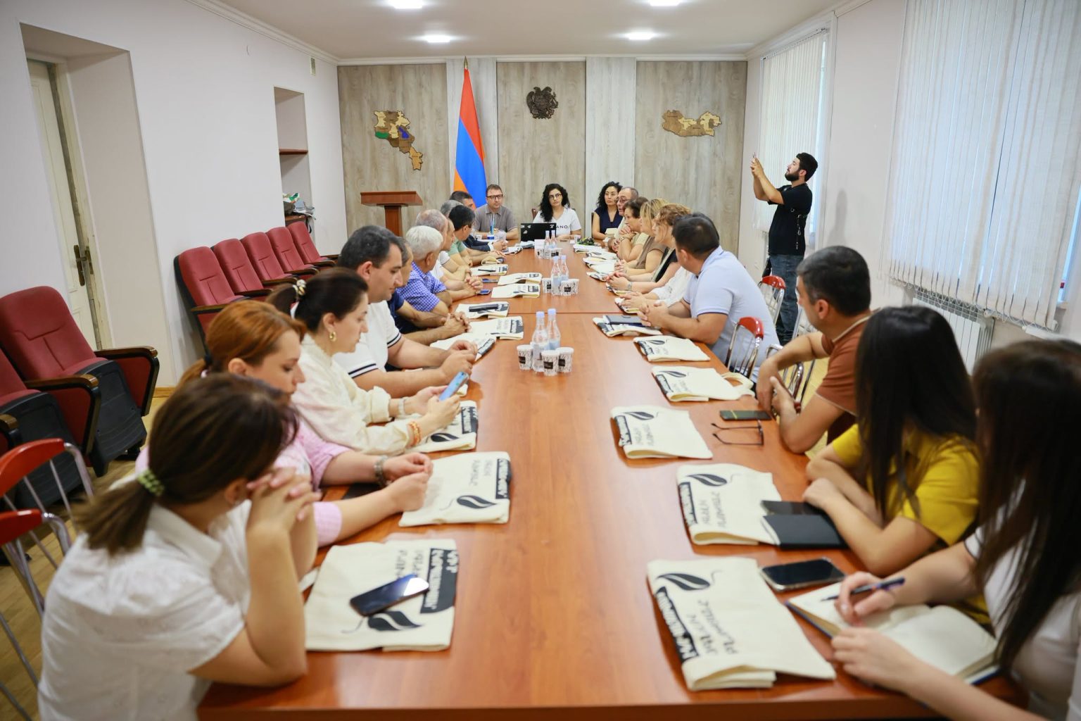 Շարունակվում են պլաստիկ արտադրանքի օրենսդրական սահմանափակումների վերաբերյալ իրազեկման հանդիպումները