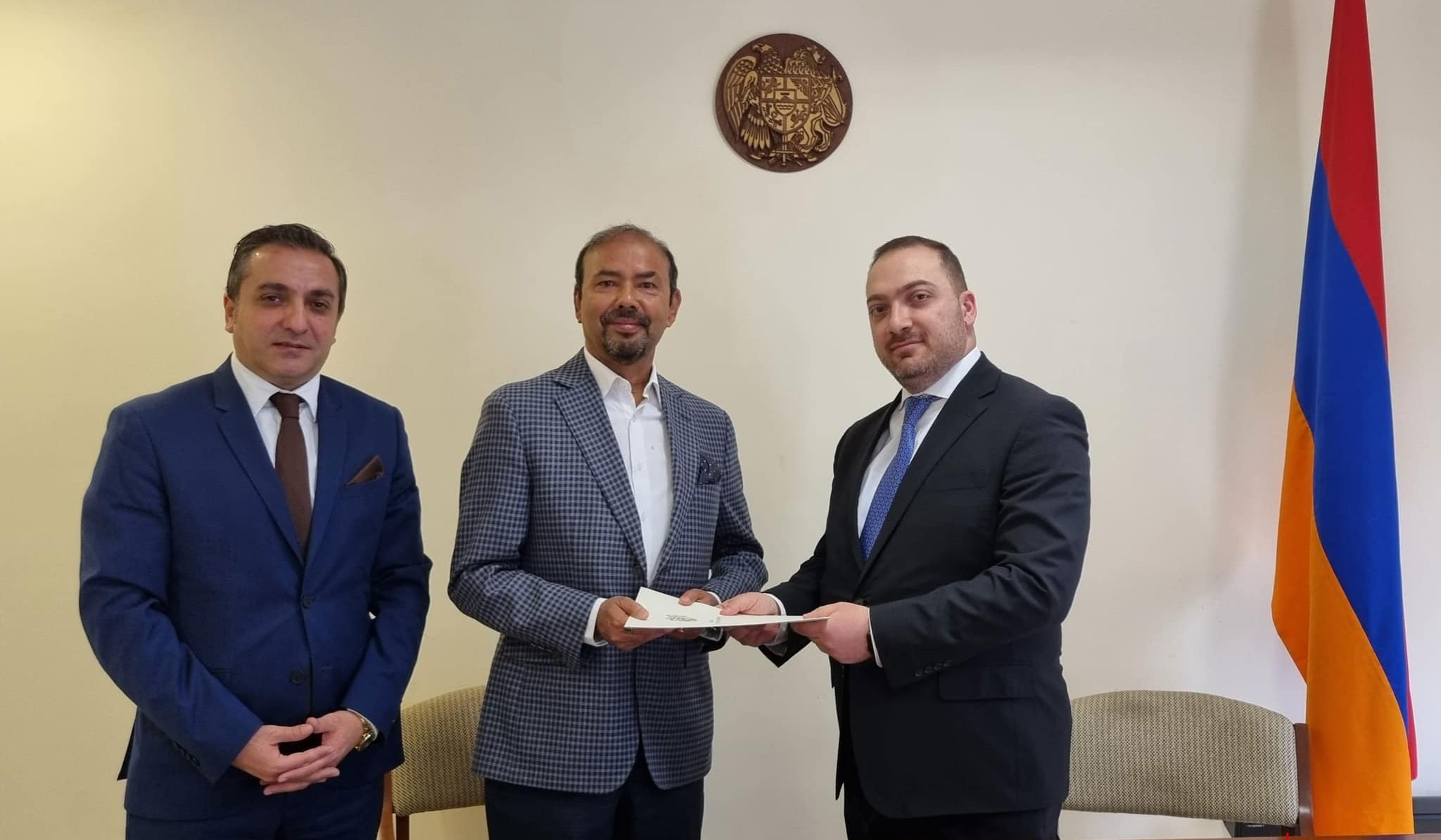 ՀՀ ԱԳՆ գլխավոր քարտուղարը Նեպալում ՀՀ պատվավոր հյուպատոսին է հանձնել նրա նշանակման հավաստագիրը