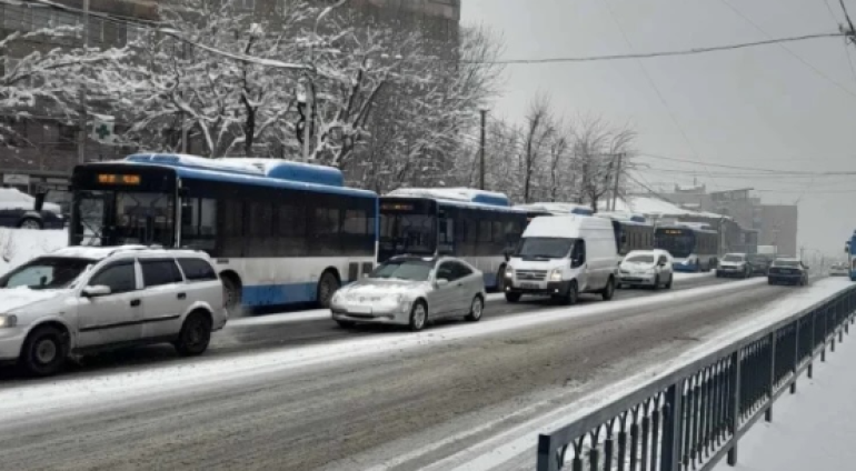 Հաշվի առնելով եղանակային անբարենպաստ պայմանները՝ հանրային տրանսպորտի որոշ երթուղիներում հնարավոր են ուշացումներ. քաղաքապետարան
