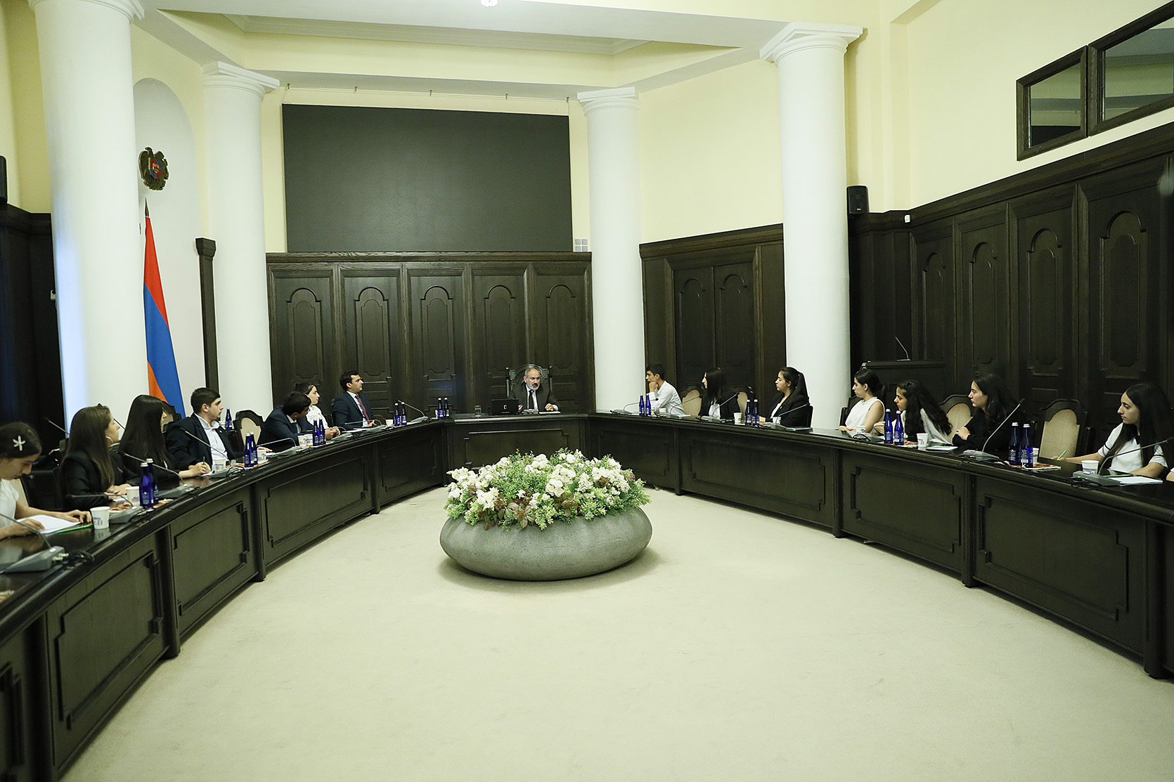 Три основных приоритетных направления для Армении - мир, образование и армия: премьер-министр принял участников программы “Летняя школа”