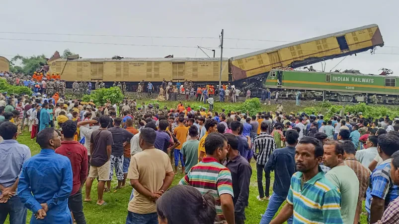 Հնդկաստանում երկու գնացքների բախման հետևանքով զոհերի թիվը հասել է 15-ի