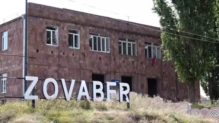 Զովաբեր բնակավայրում 220 վոլտ լարումով ձուկ որսալու հետևանքով 28-ամյա տղամարդը հոսանքահարվել ու մահացել է, իսկ 27-ամյա տղամարդը տեղափոխվել է հիվանդանոց