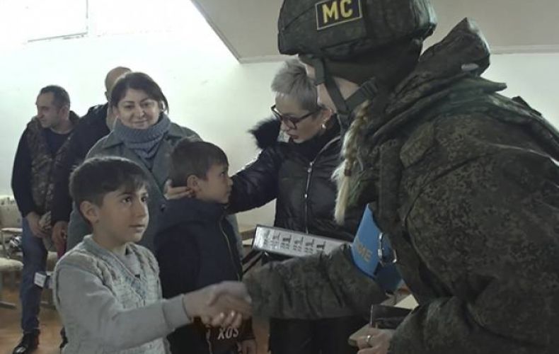 Ռուսաստանի խաղաղապահները նվերներ են հանձնել Ղարաբաղի գյուղերից մեկի երեխաներին