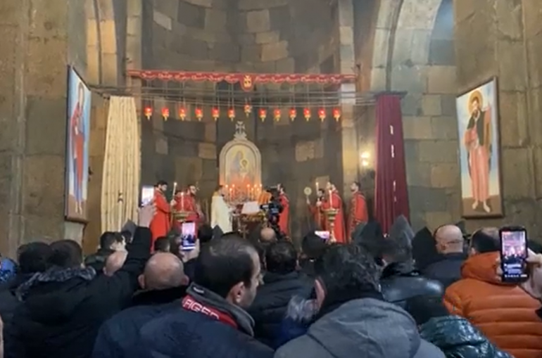 Քաղաքացիները Էջմիածնում են՝ հաջակցություն Հայ Առաքելական եկեղեցու և Վեհափառի