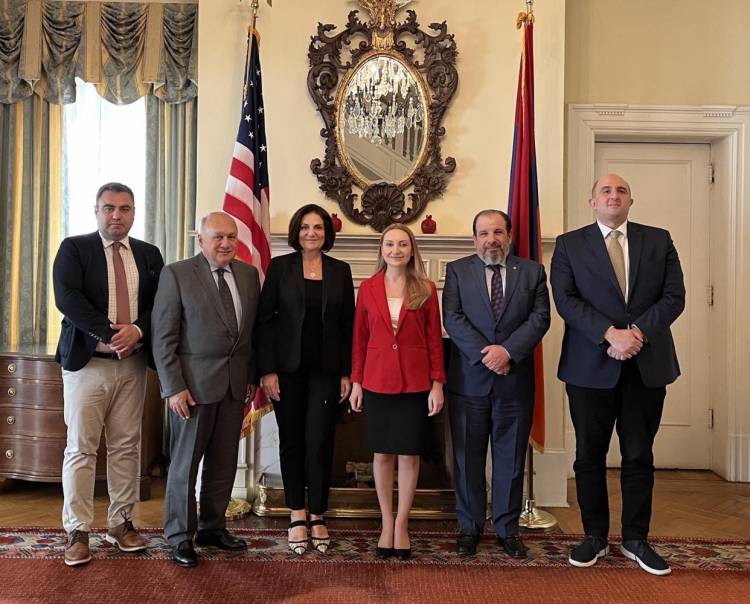 Լիլիթ Մակունցն ընդունել է մի խումբ ինքնակոչ «դաշնակցականների»․ «Հրապարակ»