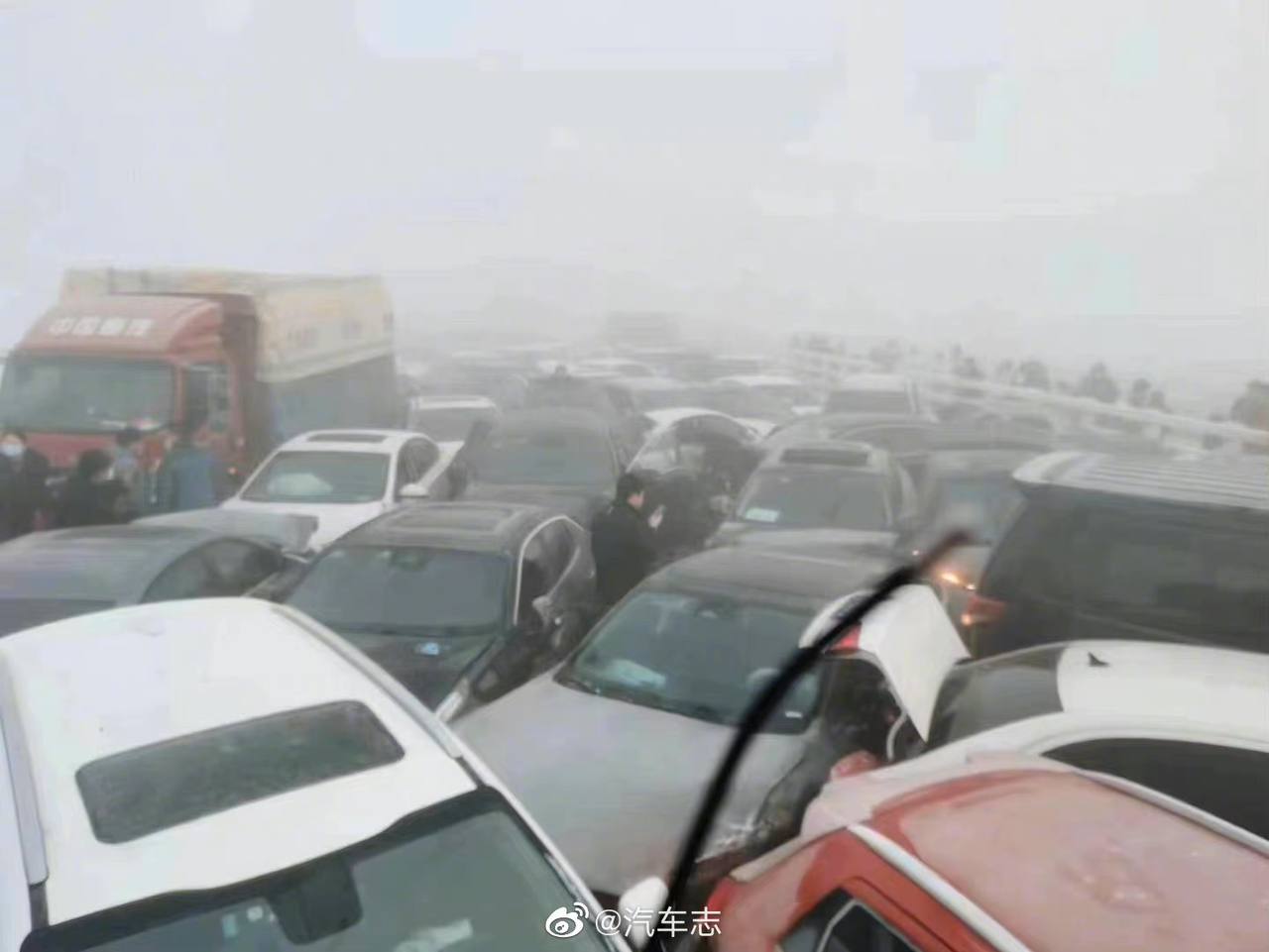 Չինաստանում թանձր մառախուղի պատճառով 200 մեքենա են բախվել․ տեսանյութ