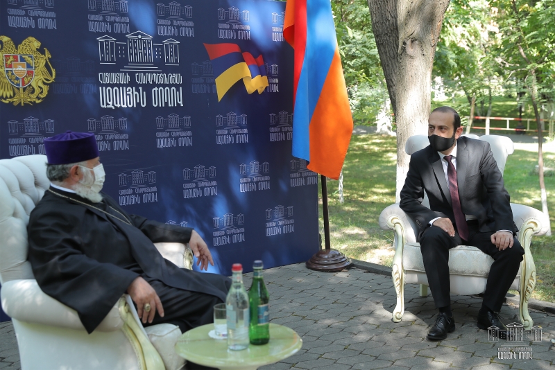 Արարատ Միրզոյանը հանդիպել է Ամենայն հայոց կաթողիկոսի հետ