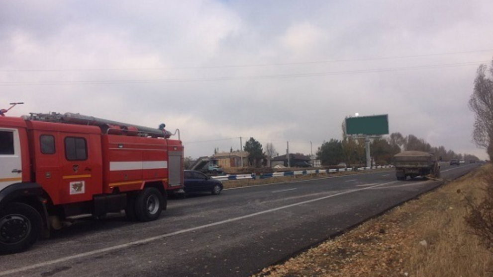 Երևան-Սևան ճանապարհին բախվել են «ԶԻԼ» ու «JAC» բեռնատարները. Վարորդներից մեկն արգելափակվել է ներսում