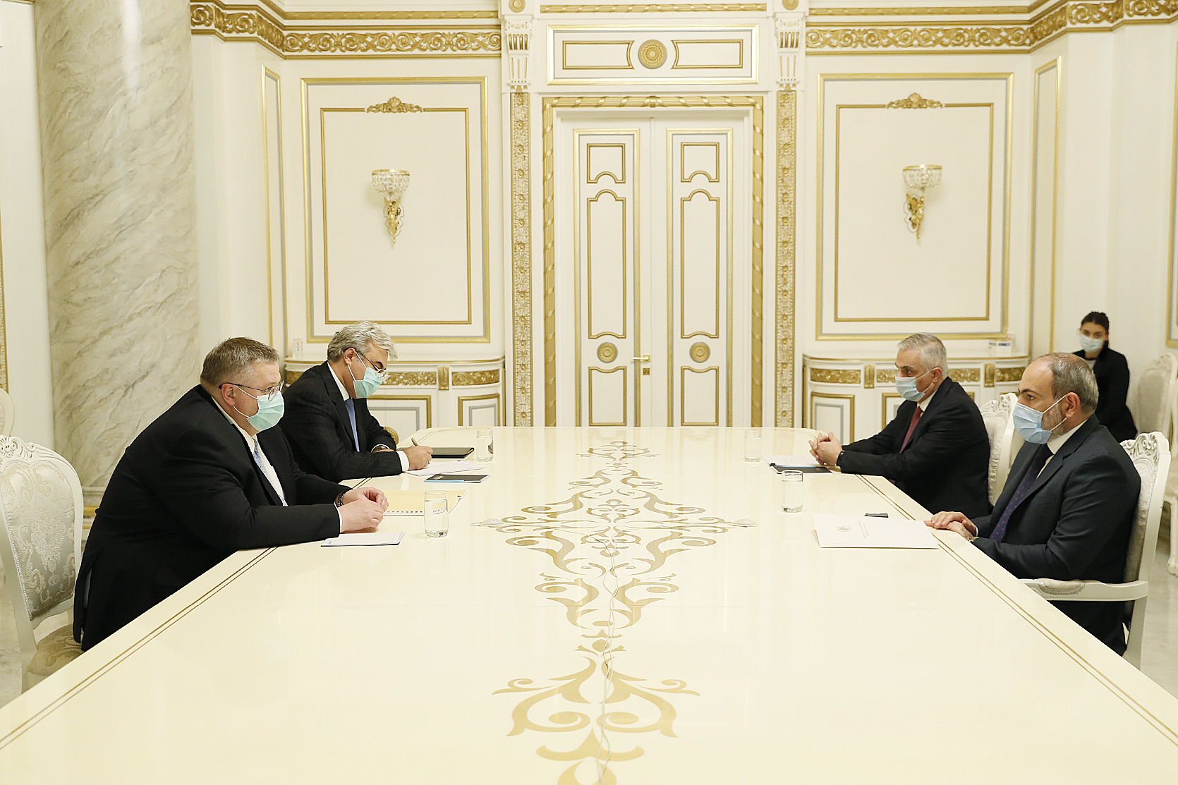 Премьер-министр Пашинян принял заместителя председателя правительства РФ Алексея Оверчука