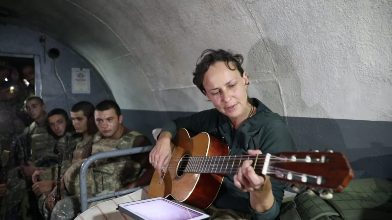 Российская рок-певица Юлия Чичерина вместе с защитниками Арцаха (видео)