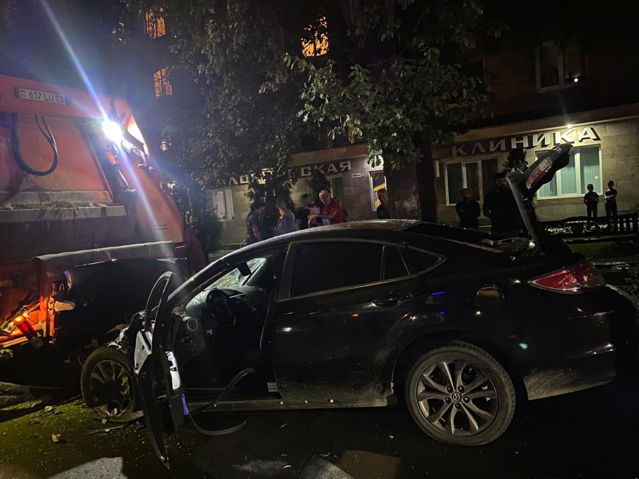 Էրեբունի փողոցում բախվել են «Mazda»- ն, «Chevrolet»-ը և «KamAZ»-ը․  տուժածներից մեկի վիճակը ծանր է