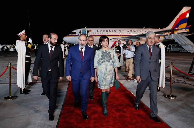 Премьер-министр вместе с супругой с рабочим визитом прибыл в Тунис