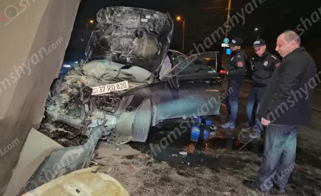 Խոշոր ավտովթար Երևանում․ Honda Accord-ը բախվել է «Երեքնուկ» կամրջի բետոնե հենասյանը․ կա վիրավոր