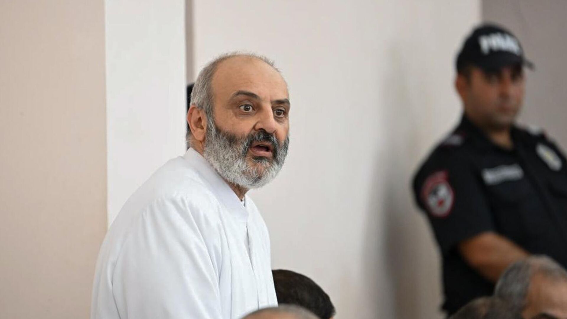 Սրբազանը հիմա բանտում է, որովհետև իշխանությունը պիտի արշավ նախաձեռներ եկեղեցու դեմ. պաշտպան