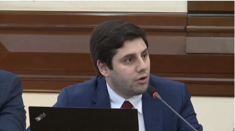 «Քաղաքացին չի ուզում շուկայի բազառ ու ծեծկռտուք տեսնի». փոխքաղաքապետը՝  լրագրողներին ավագանու դահլիճ չթողնելու մասին