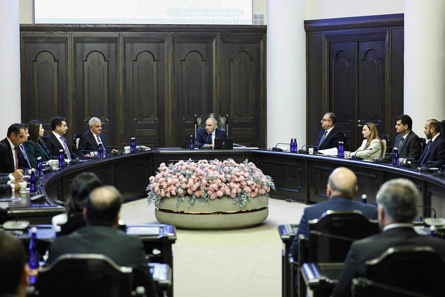 Նախատեսվում է վերանայել պետական պաշտոններ և պետական ծառայության պաշտոններ զբաղեցնող անձանց վարձատրության գործող համակարգը