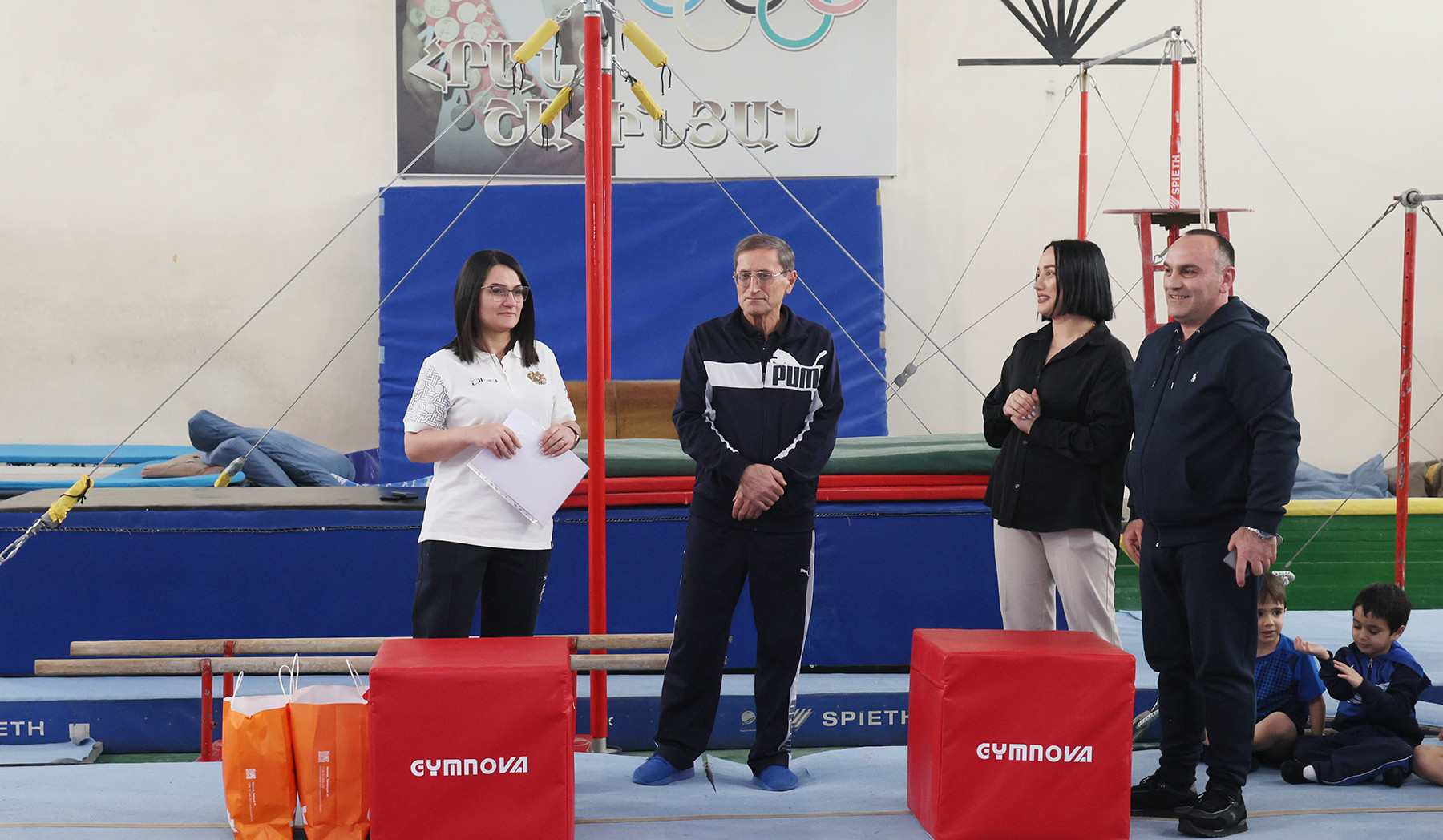 ԿԳՄՍՆ տեղակալը գրքեր է նվիրել Հրանտ Շահինյանի անվան մարզադպրոցի սաներին