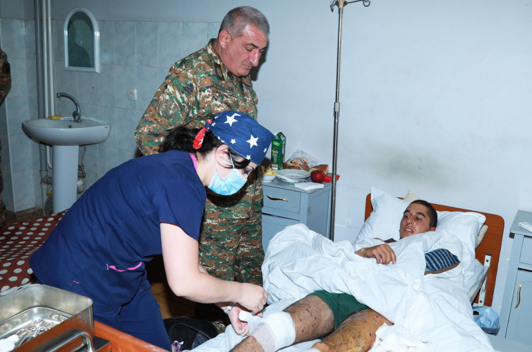 Վիրավորների ապաքինումն ընթանում է առանց բարդությունների. ՊԲ հրամանատարն այցելել է զինծառայողներին
