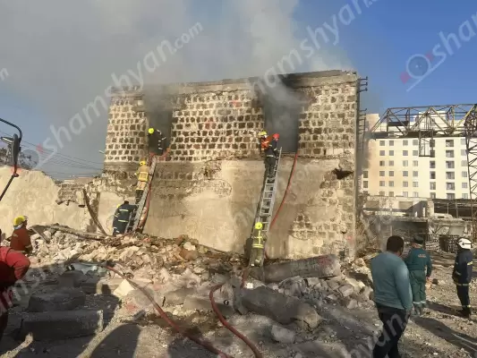 Խոշոր հրդեհ Երևանում. այրվում է «Ապագա տուն» ՍՊԸ-ին պատկանող վթարային շենքի պահեստային հատվածը