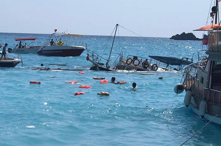 Թուրքիայում զբոսաշրջային նավ է խորտակվել, ինչի հետևանքով Ֆրանսիայից հանգստի մեկնած 2-ամյա երեխա է մահացել (տեսանյութ)