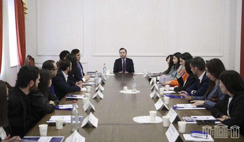 ԱԺ խմբակցությունների ղեկավարներն ուսանողների հետ խոսել են Հայաստանի ներքին ու արտաքին քաղաքականությունից