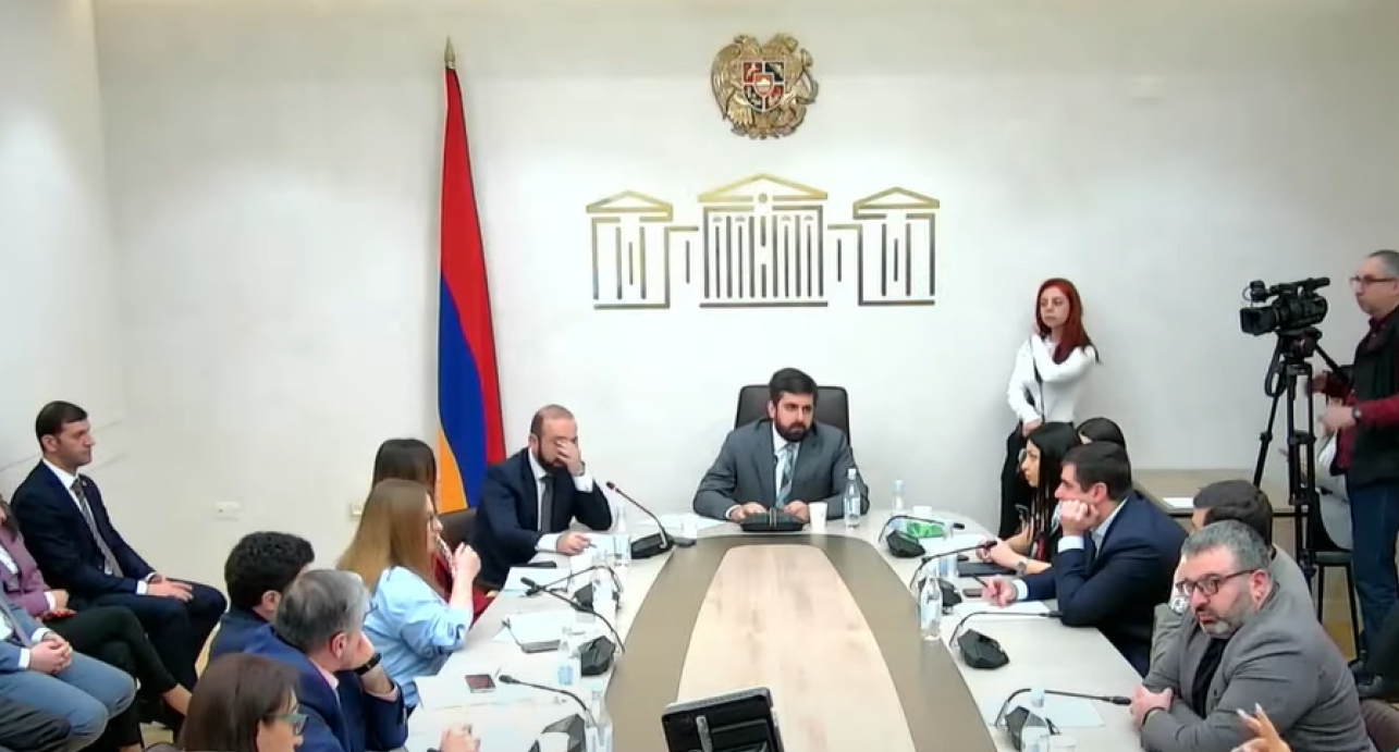 «ՀՀ-ին պետք է խաղաղություն, ժողովրդին հիմար բաներով չխաբե՛ք». «Հիմար բաներով խաբելը ո՞րն է». վիճաբանություն՝ ԱԺ-ում