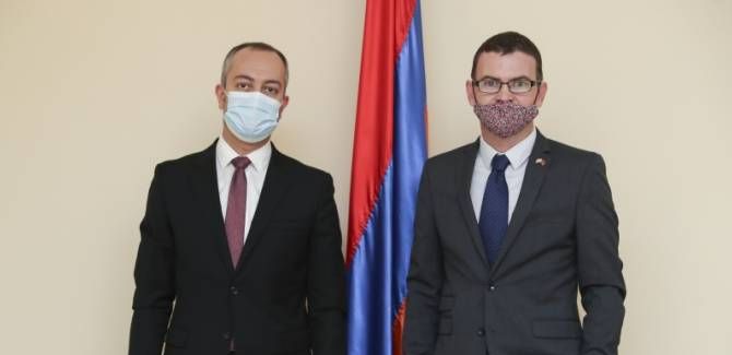 Агаджанян встретился с Чрезвычайным и Полномочным послом Соединенного Королевства Великобритании и Северной Ирландии в Армении
