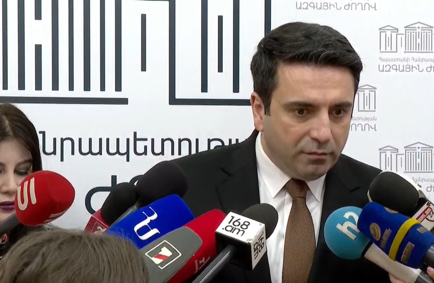 Վերջնանպատակը պետք է լինի լիարժեք պրոֆեսիոնալ բանակ ունենալը. ԱԺ նախագահը՝ աղմկահարույց նախագծի մասին