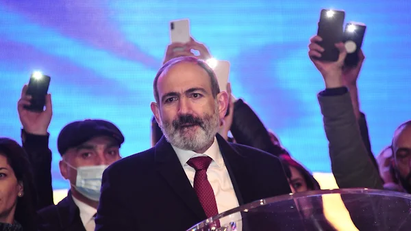 Пашинян обладает в Армении полной властью, он умудряется делать в политике невозможное, его магия играет: Коммерсант