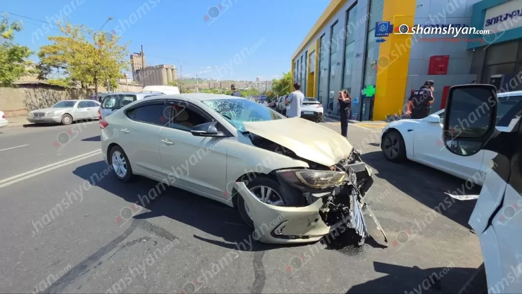 «Փեթակ»-ի մոտ Hyundai Elantra-ն վրաերթի է ենթարկել հետիոտնին, ապա բախվել Ford Transit-ին, վերջինս էլ՝ կայանված «Tesla»-ին