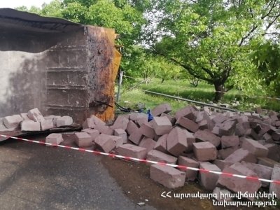 Տուֆով բեռնված «ԿամԱԶ»–ը կողաշրջվել է․ կա տուժած (տեսանյութ)