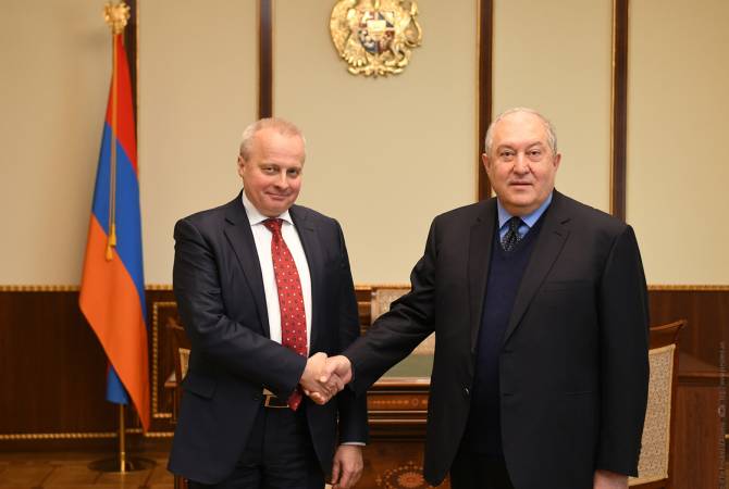 Президент Армении поздравил посла России с Днем России