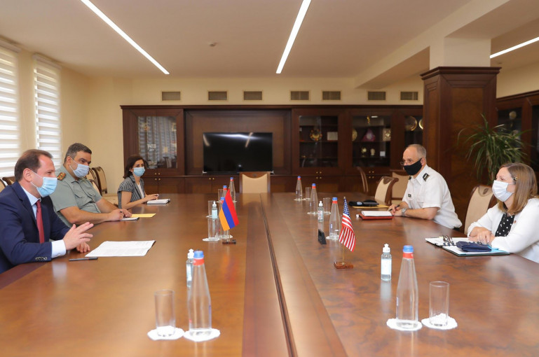 Вопросы армяно-американского сотрудничества в оборонной сфере обсудили посол США в РА и министр обороны Армении  
