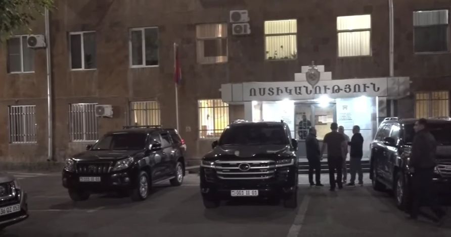 ՆԳՆ-ի նոր և ոստիկանապետի հին Land cruiser-ները Վաղարշապատի բաժնում են Վոլոդիայի սպանությունից հետո (տեսանյութ)