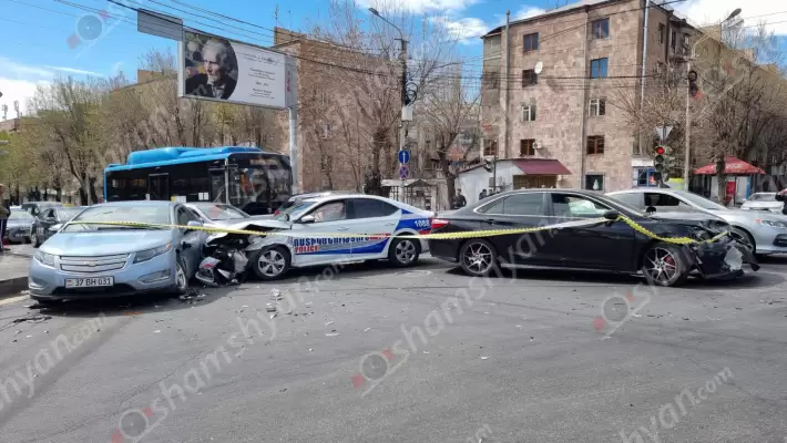 Խոշոր ավտովթար Երևանում․ բախվել են Պարեկային ծառայության Škoda-ն, Toyota-ն ու Сhevrolet-ը․ պարեկը տեղափոխվել է հիվանդանոց
